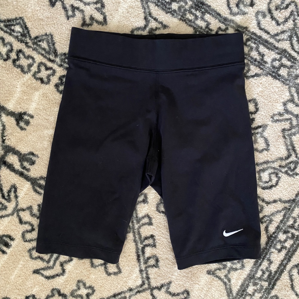 Nike sportswear essential biker shorts black size small
